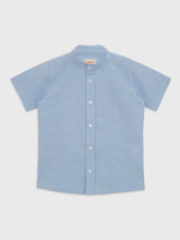 قميص بأكمام قصيرة